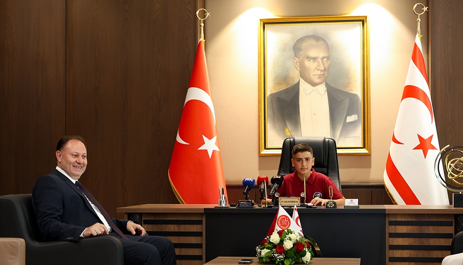 Meclis Başkanı Öztürkler, makamını Dipkarpaz İlkokulu öğrencisi Çınar Güngör’e devretti