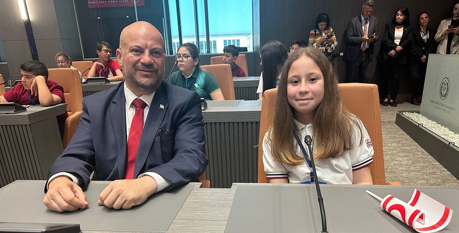 Küçük :23 Nisan halkın iradesine dayalı egemenliğin ve çocukların toplumdaki değerinin simgesidir