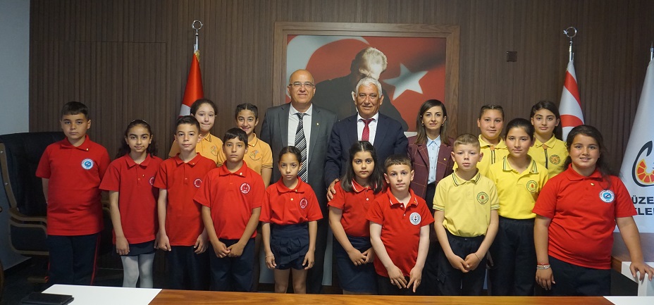 Öğrencilerden oluşan heyet Güzelyurt Belediye Başkanı Mahmut Özçınar’ı ziyaret etti