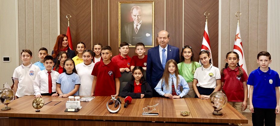 Cumhurbaşkanı Tatar, görevini 9 Eylül İlkokulu öğrencisi Melin Kunt’a devretti