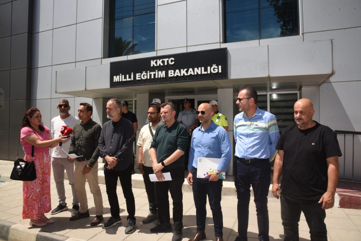 İki öğretmen sendikası, Öğretmenler Sınav (Değişiklik) Tüzüğü hakkında basın açıklaması yaptı
