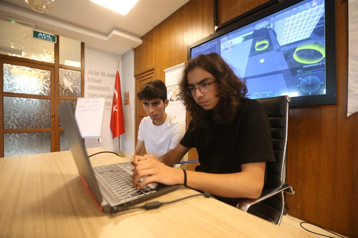 Hataylı öğrenciler TEKNOFEST’in Uçan Araba Simülasyon Yarışması’nda mücadele edecek