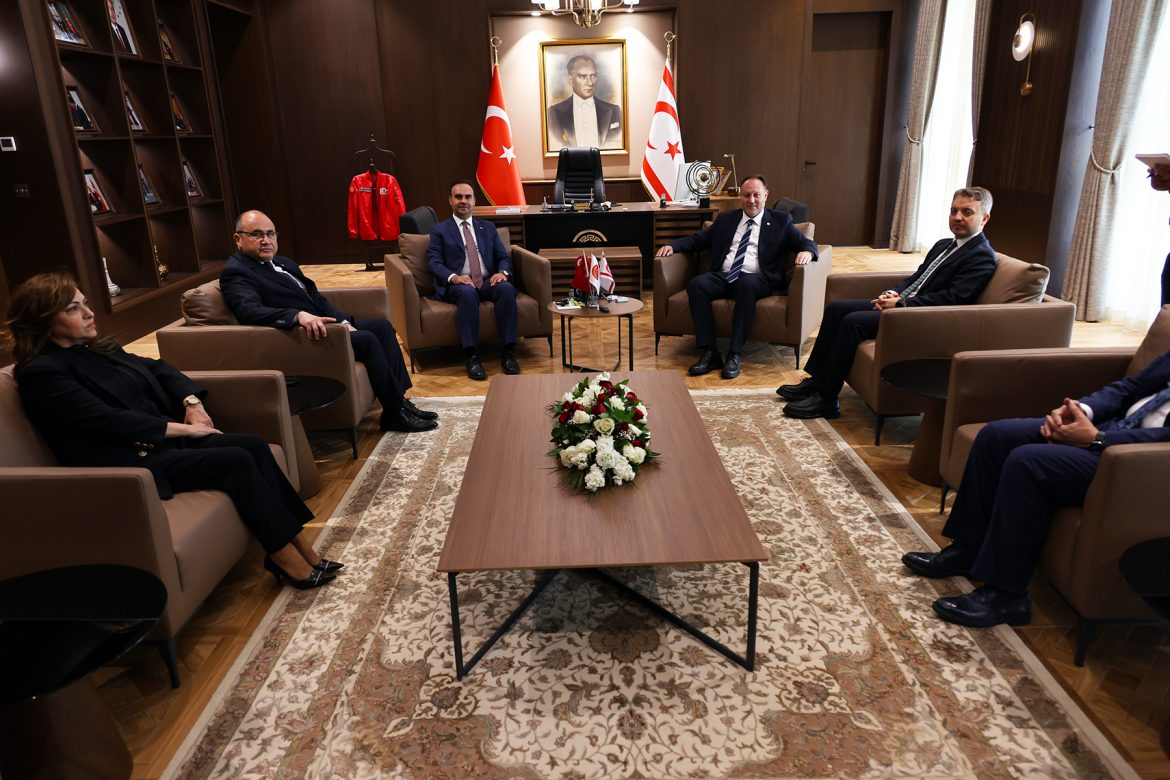 Meclis Başkanı Öztürkler Türkiye Sanayi ve Teknoloji Bakanı Kacır’ı kabul etti