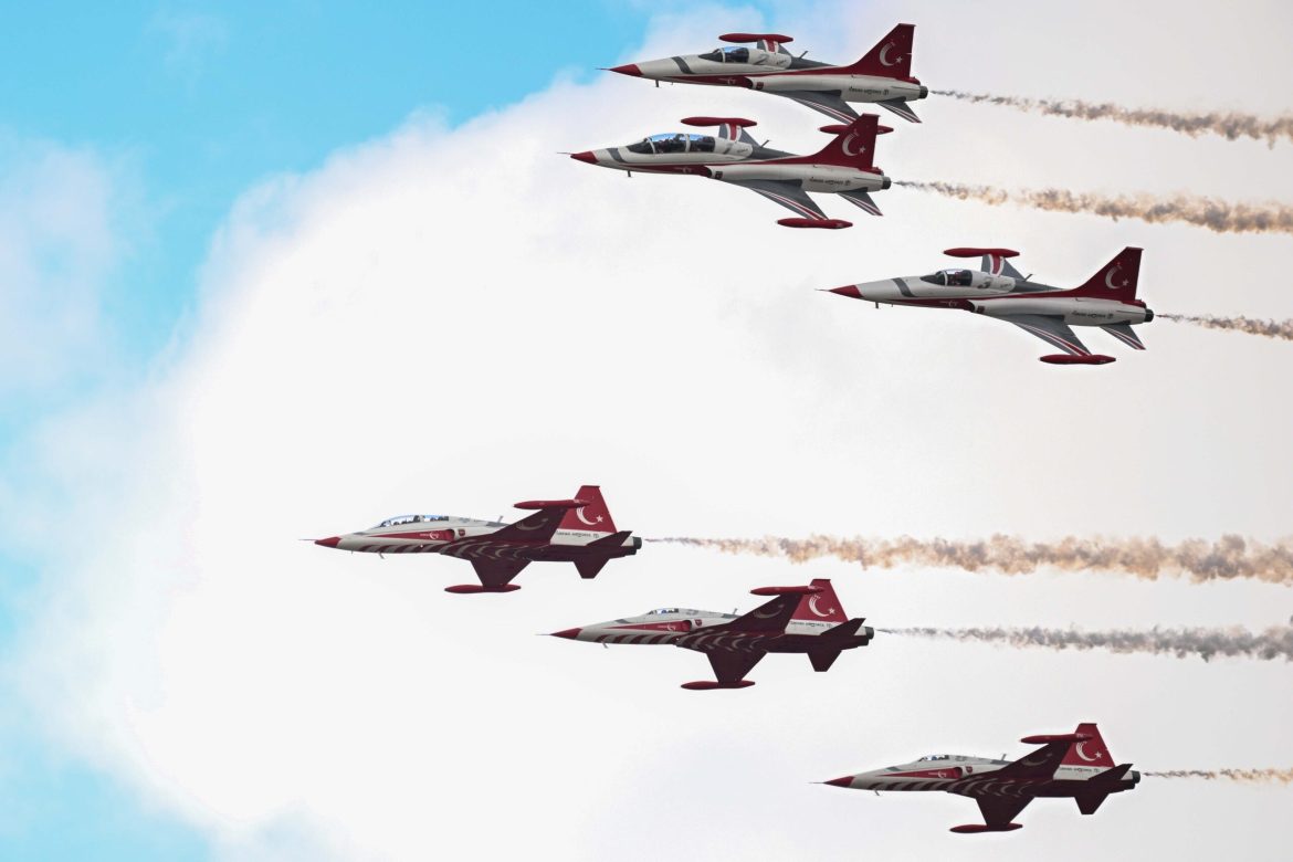 Türk Yıldızları TEKNOFEST KKTC’de gösteri uçuşu yaptı