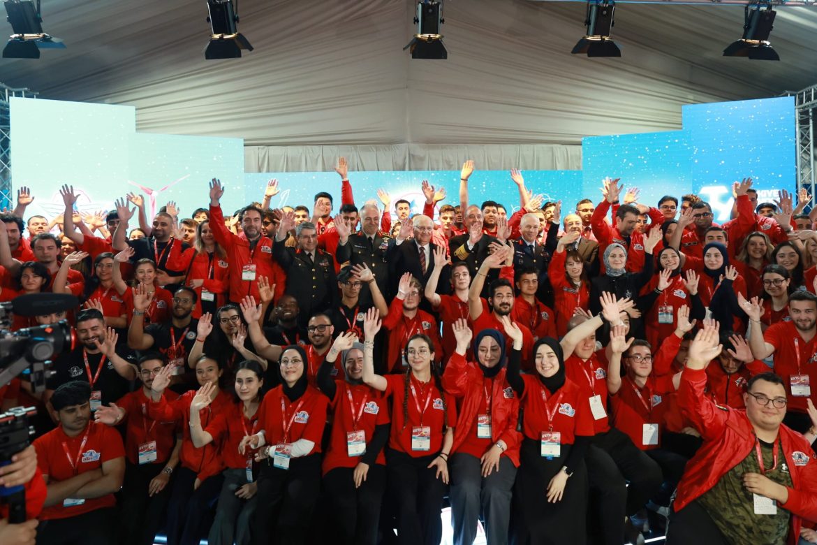 TC Milli Savunma Bakanı Güler, TEKNOFEST KKTC’de gençlerle bir araya geldi