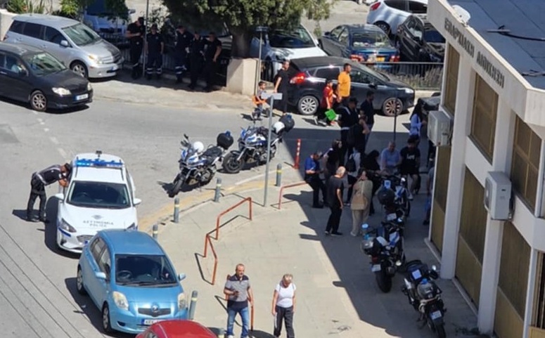 Kıbrıslı Türkler Güney Lefkoşa’daki Kaymakamlık önünde eylem yaptı