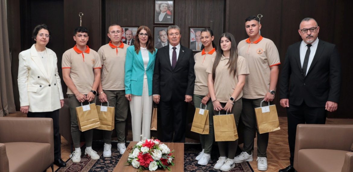 Başbakan Üstel, Esin Leman Lisesi öğretmen ve öğrencilerini kabul etti