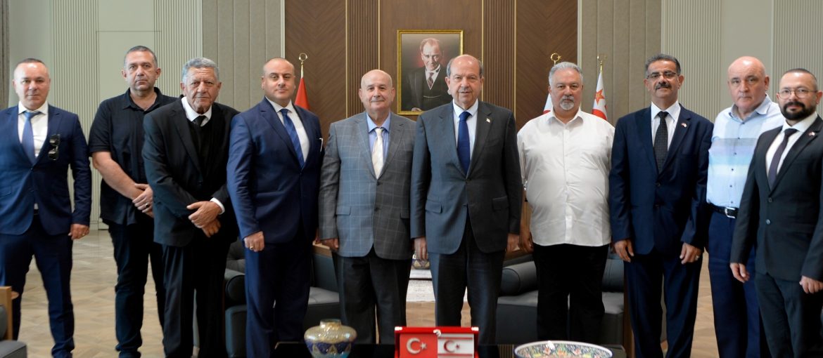 Cumhurbaşkanı Ersin Tatar, Milli Mücadele Vakfı heyetini kabul etti:  “GKRY’deki tutuklamaların iki devletli siyasetin sonucu olduğunun düşünülmesi yanlış ve samimiyetsizdir”