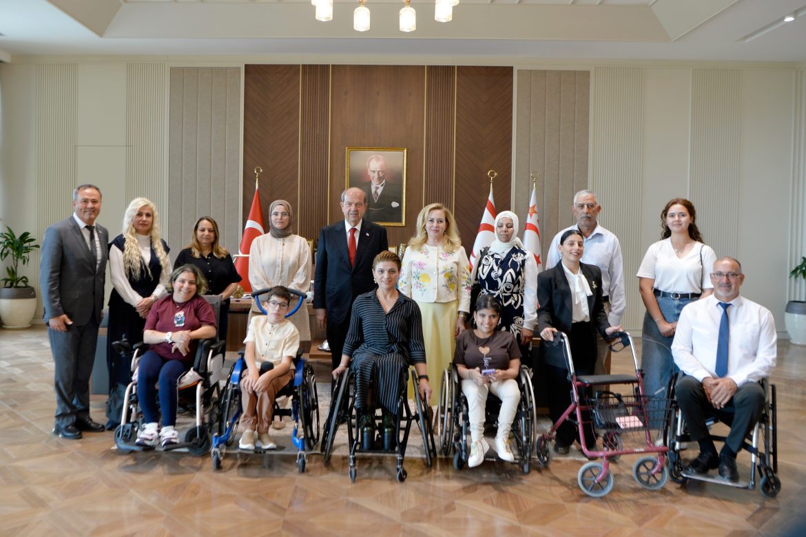 Cumhurbaşkanı Ersin Tatar ve Eşi Sibel Tatar, Tekerlekli Sandalye Dans Milli Takımı sporcusu Yeliz Güllü ile bir araya geldi