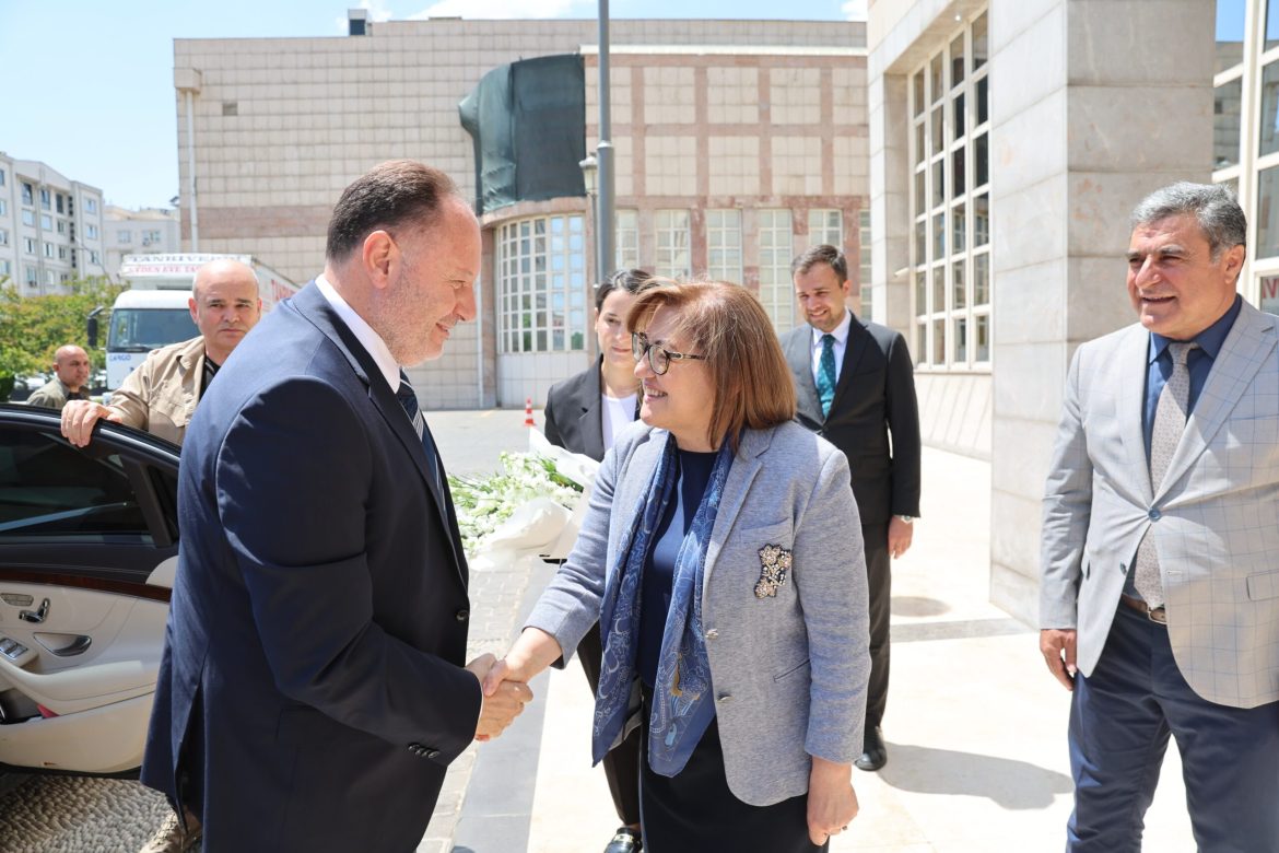 Öztürkler, Fatma Şahin’i ziyaret etti