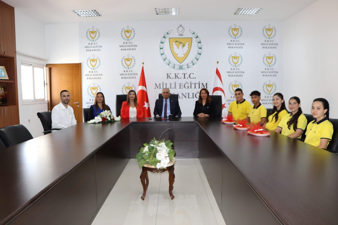 Çavuşoğlu, Haydarpaşa Ticaret Lisesi heyetini kabul etti