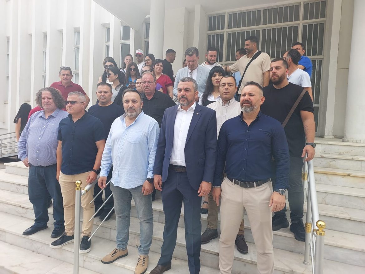 Sendikalar Posta Dairesi’nde uyarı grevi yaptı, süresiz grev uyarısında bulundu