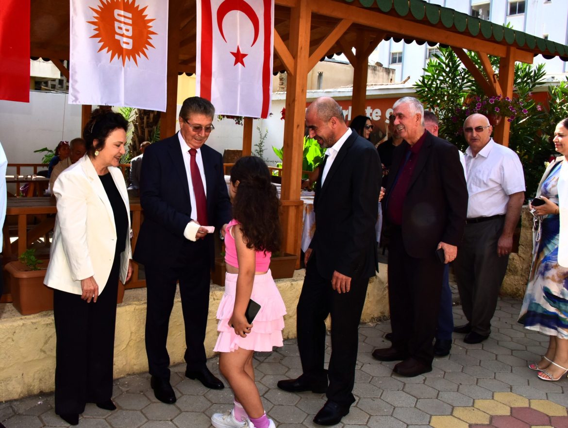 Başbakan Üstel, UBP Genel Merkezi’nde partililerle bayramlaştı