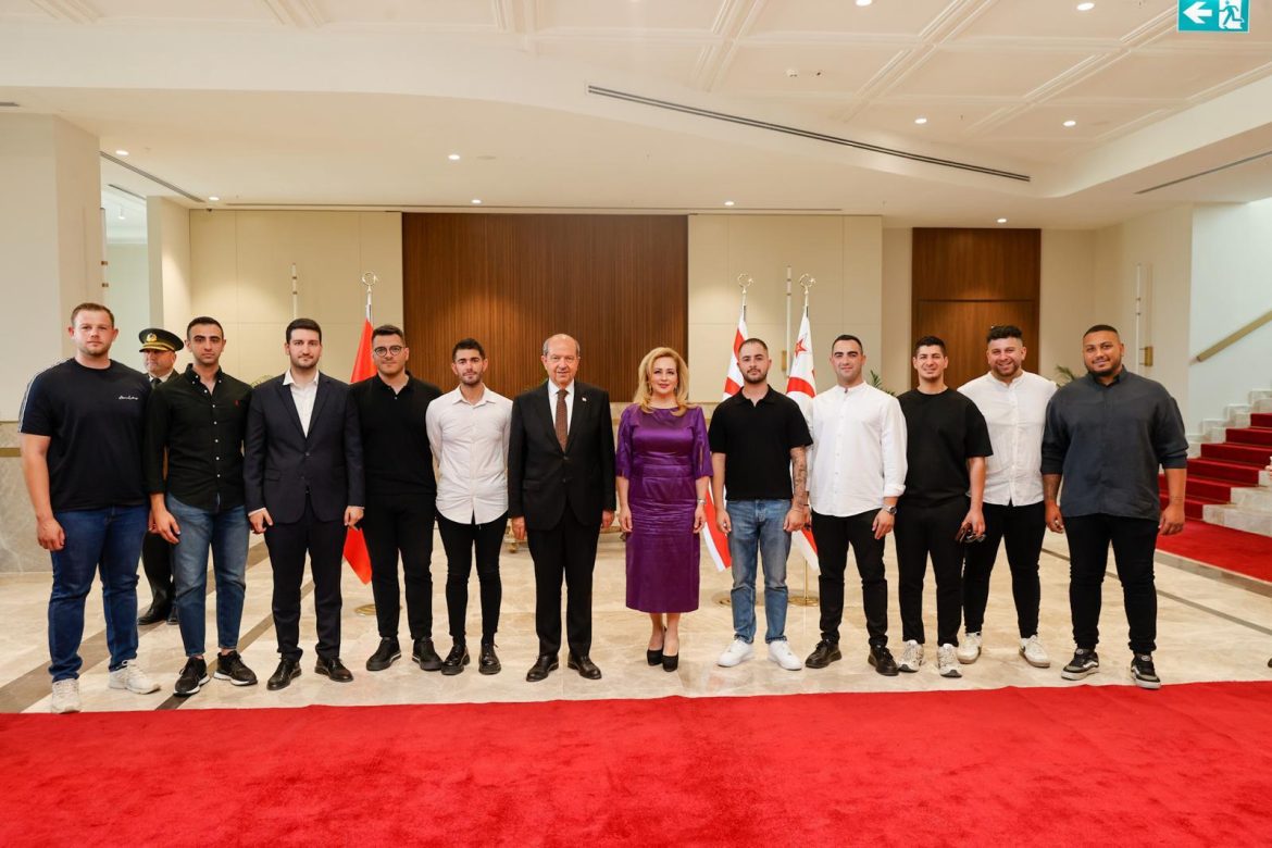 Cumhurbaşkanı Tatar ve eşi halkla bayramlaştı