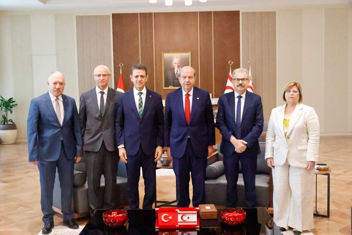 Cumhurbaşkanı Tatar, Kamu Hizmeti Komisyonu Başkanı Köseoğlu ve beraberindeki heyeti kabul etti