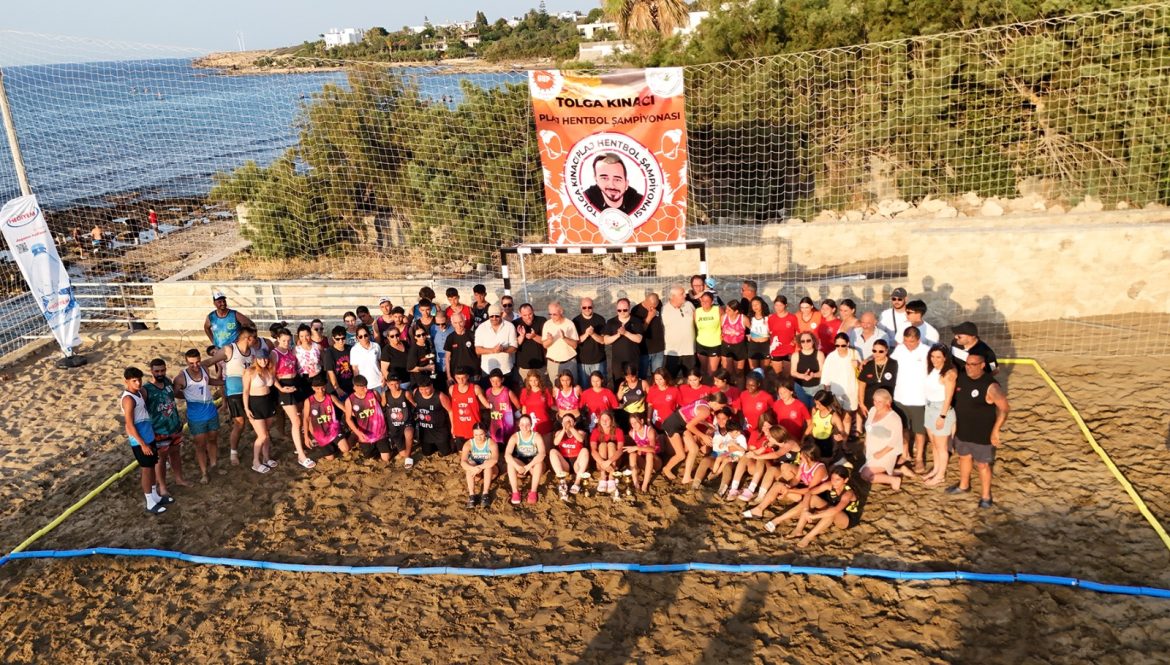 Öztürkler, Tolga Kınacı anısına düzenlenen Plaj Hentbol Turnuvası’nın ödül törenine katıldı