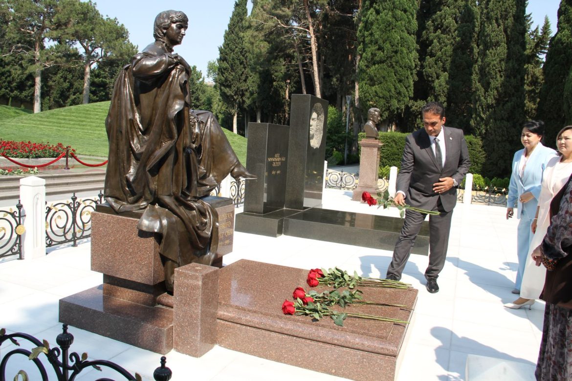 Bakan Gardiyanoğlu, Azerbaycan ve Türk şehitliklerini ziyaret etti