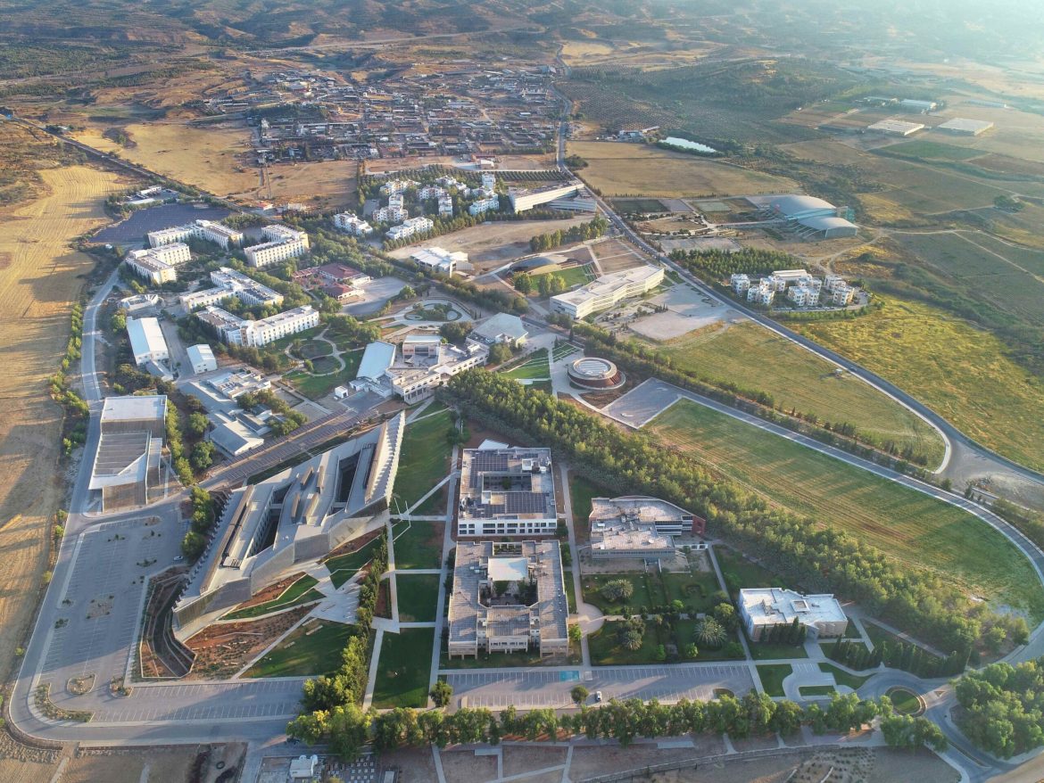 UKÜ’nün THE Impact Rankings 2024 genel sıralamasında 301–400 bandına yükseldiği duyuruldu