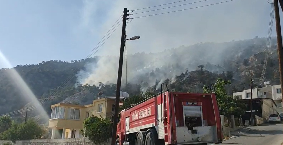 Yamaçköy’deki yangına havadan ve karadan müdahale devam ediyor