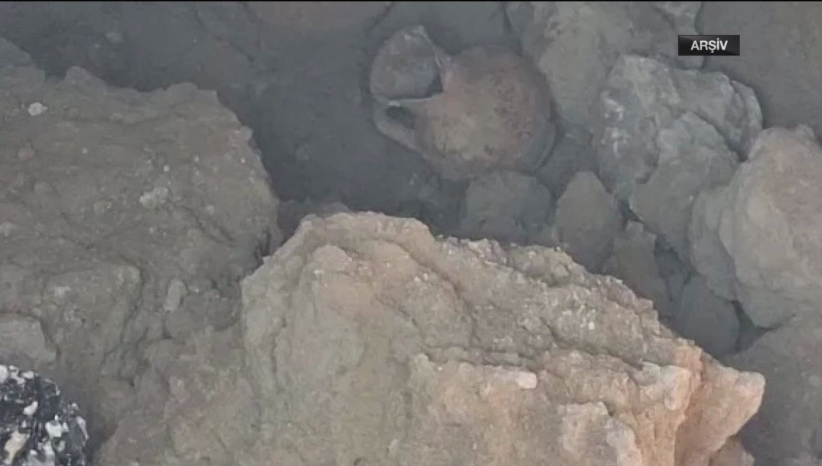 Gazimağusa Limanı’nda çöken yolun altında içinde tarihi eserler bulunan mezar olduğu düşünülen mağara bulundu