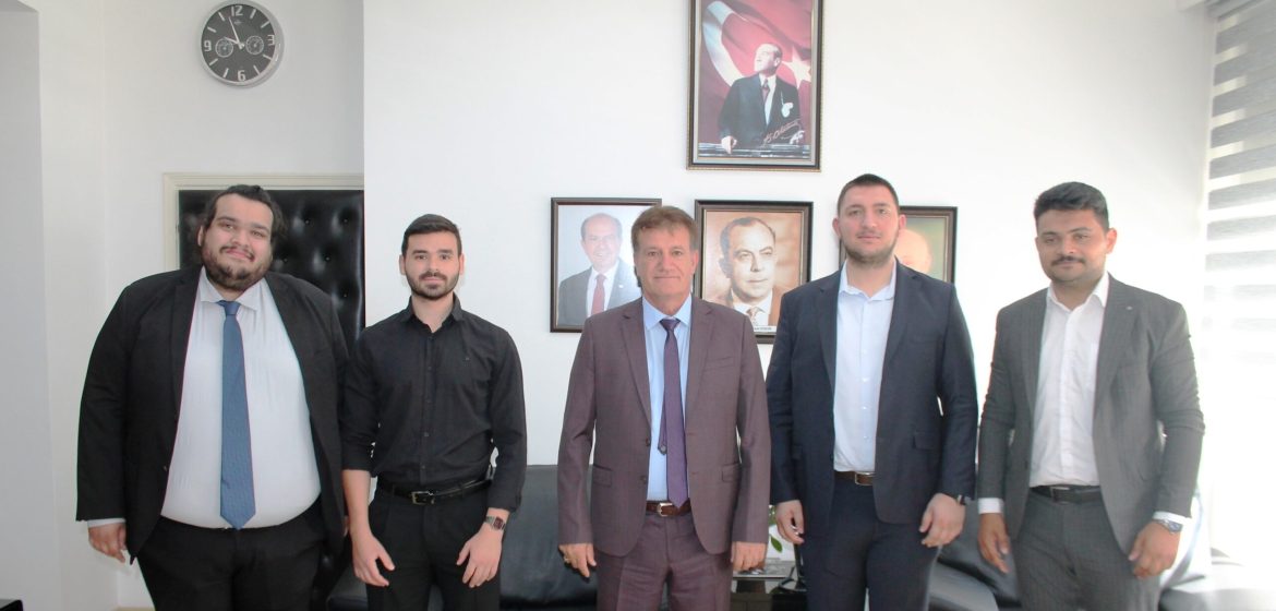 Bayındırlık ve Ulaştırma Bakanı Arıklı, Kıbrıs Türk Gençlik Konfederasyonu’nu kabul etti