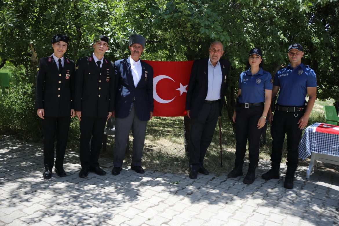Kıbrıs Barış Harekatı’nın 51. Yılı… “Efsane tank”ın şoförü, destansı anılarını güvenlik güçleriyle paylaştı
