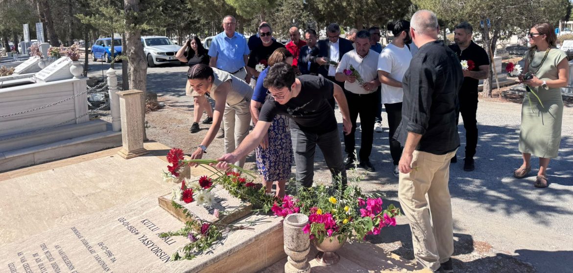 Kutlu Adalı, 29. ölüm yıl dönümünde mezarı başında anıldı