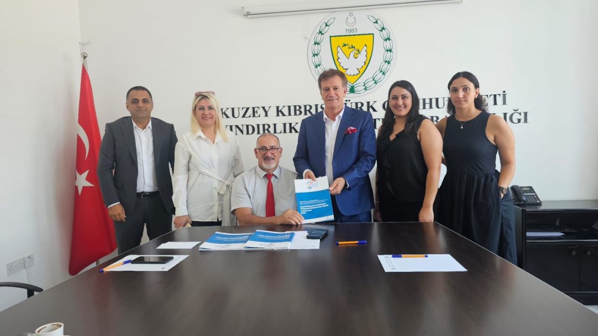 Arıklı: Engelli dostu taksi, hem vatandaş hem turist için şartdik Özürlüler Derneği Başkanı Günay Kibrit ve beraberindeki heyeti kabul etti.   	Kıbrıs Türk Ortopedik Özürlüler Derneği Başkanı Kibrit kabulde “Engelli Bireylerin Güçlendirilmesi Projesi” kapsamında hazırlanan “Engelli Bireylerin İstihdamı Önündeki Bariyerlerin Tespiti Araştırması 2024” kitapçığını Bakan Arıklı’ya sundu.  	Bakan Arıklı ise, engelli dostu taksilerin ülkede hizmet vermeye başlayacağını, hem ülkemizdeki engelli bireylerin ve öğrencilerin, hem de ülkemizi ziyarete gelen engelli turistler için bu hizmetin şart olduğunu söyledi.   	Arıklı, engelli bireylerin istihdamı ve istihdam alanlarına erişimi konusunda Kıbrıs Türk Ortopedik Özürlüler Derneği ile iş birliğini sürdüreceklerini açıkladı.   	Engelli bireylerin bilişim ve yazılım alanına yoğun ilgi gösterdiğini belirten Arıklı, Bilgi Teknolojileri ve Haberleşme Kurumu’nun (BTHK) yakın zamanda engelli bireylere yönelik sertifikalı ve ücretsiz yazılım kursları başlatacağını duyurdu