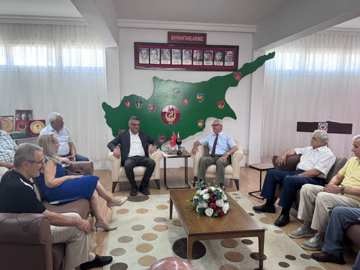 Erhürman, TMT Mücahitler Derneği’ni ziyaret etti