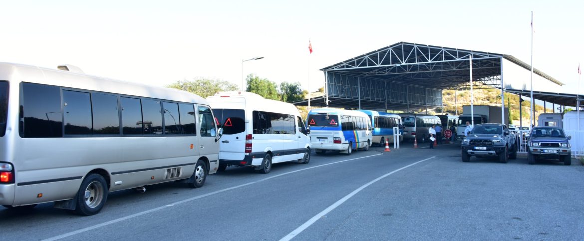 Erenköy kafilesi sınır kapısında engelle karşılaştı… Yeşilırmak Sınır Kapısı’nda bir süre bekletilen kafile, kara yoluyla Erenköy’e hareket etti