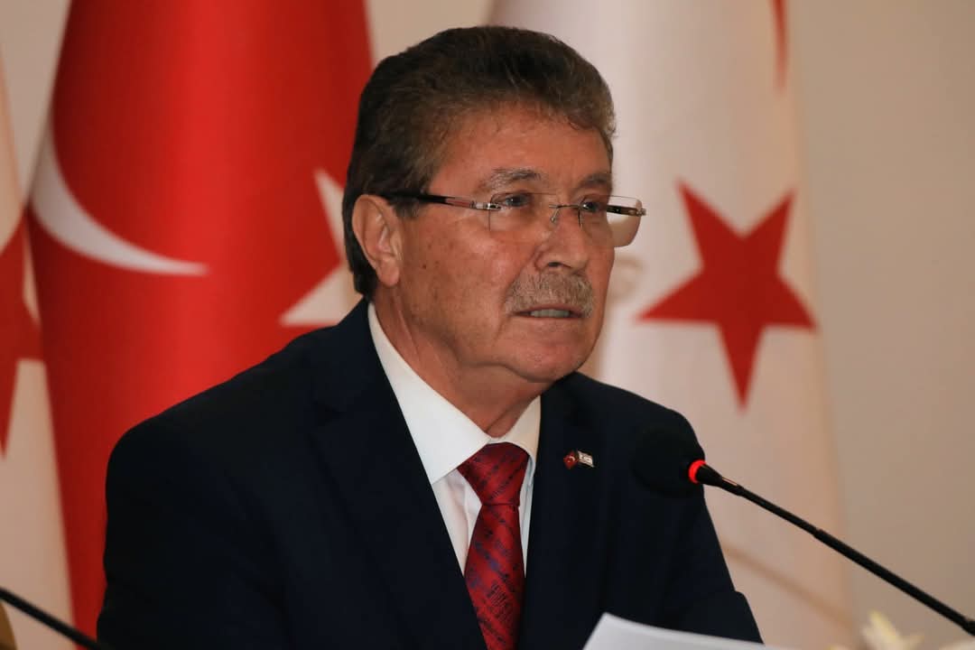 Başbakan Ünal Üstel, Colin Stewart’ın açıklamalarını değerlendirdi:”Gerçeklerden uzak, taraflı bir veda mesajı”